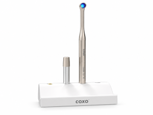 Nano LED-Polymerisationslampe DB686 – CGI-Standansicht mit Ladestation und Ersatzakku