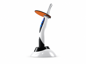 O-Light Plus Polymerisationslampe PO-0321 mit Blendschutz und Ladestation – CGI auf weißem Hintergrund